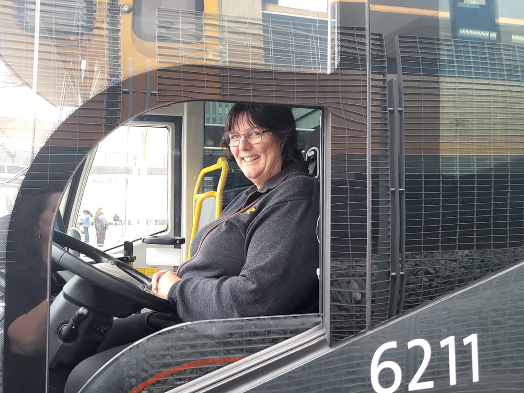 Van beeldscherm naar bus: zo vond Anja (59) haar werkplezier terug